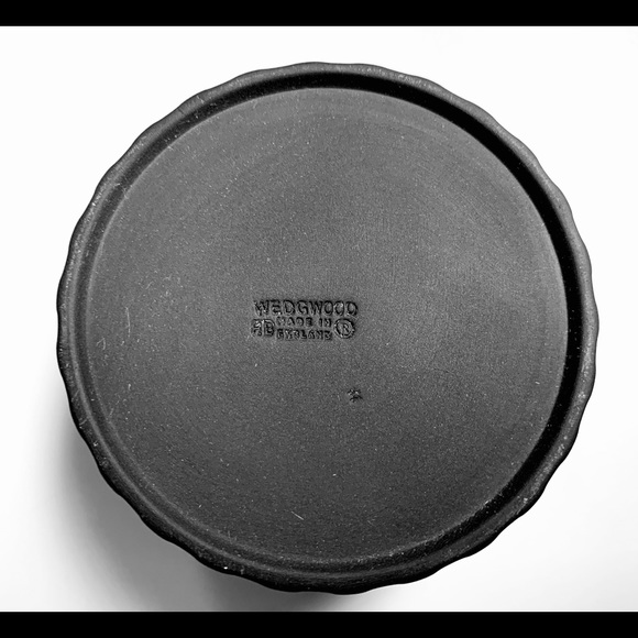 Black Basalt Wedgwood Cherub Bisque Round Box - Picture 7 of 7